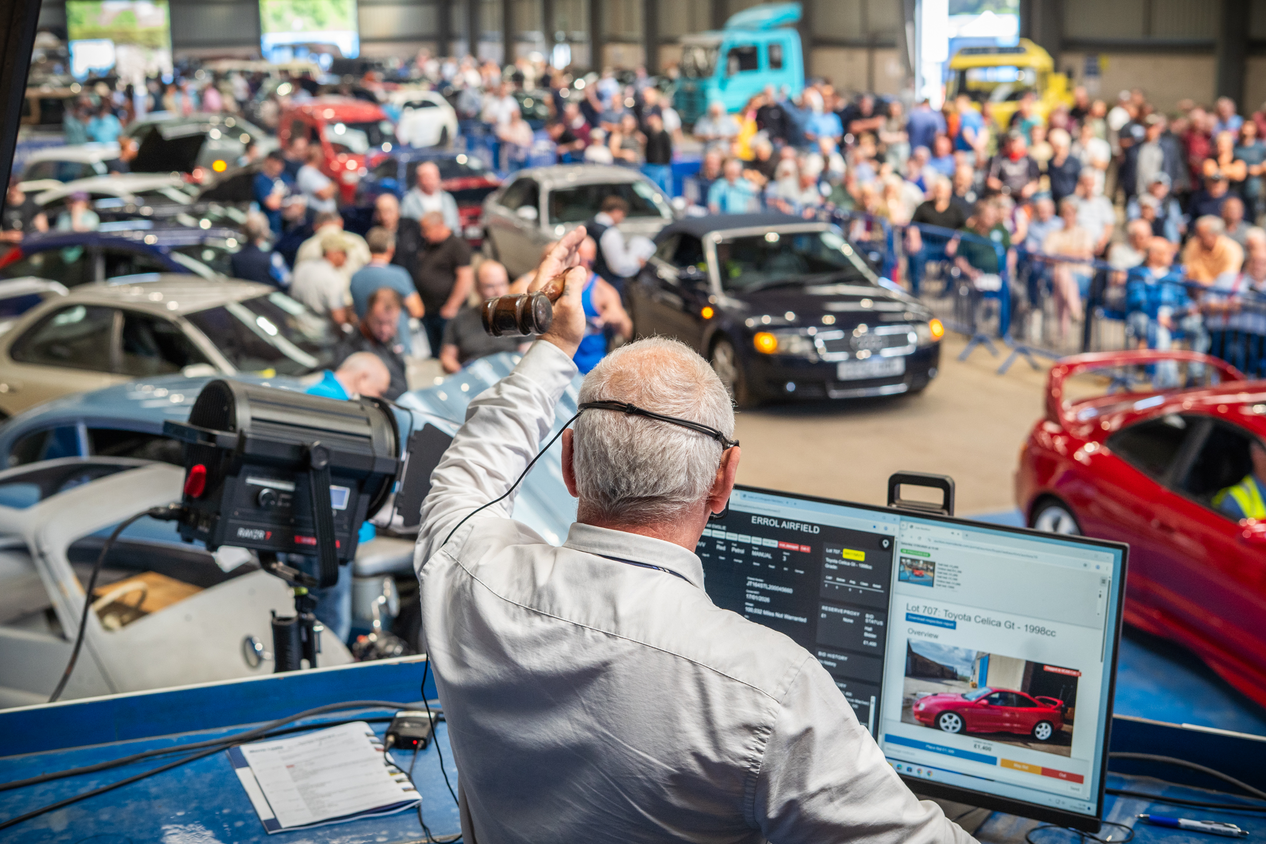 Crowd attending Morris Leslie Classic Vehicle Auction